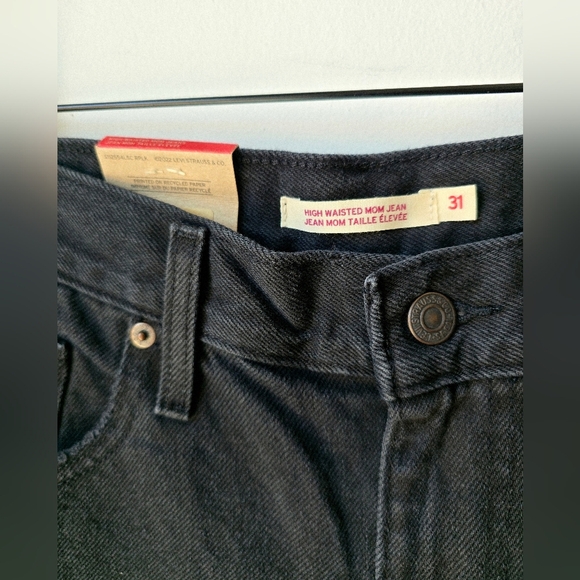 Levi's High Waisted Mom Jeans Denim Distressed Black Knee Ripped size 31 - Picture 8 of 9